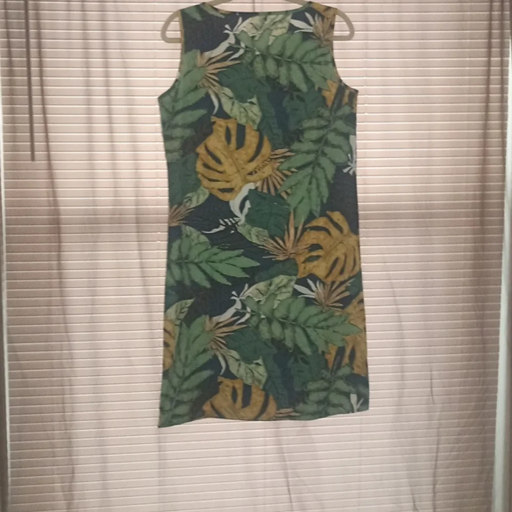 🌿Thin Breezy Tropical Leaf Print Green M Sleeveless Shift Sheath Dress LIKE NEW - Picture 5 of 5